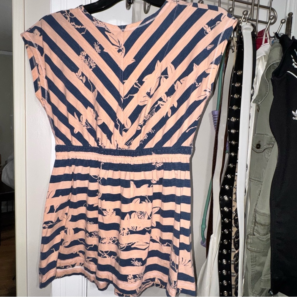 Cap sleeved v neck spring/summer top med